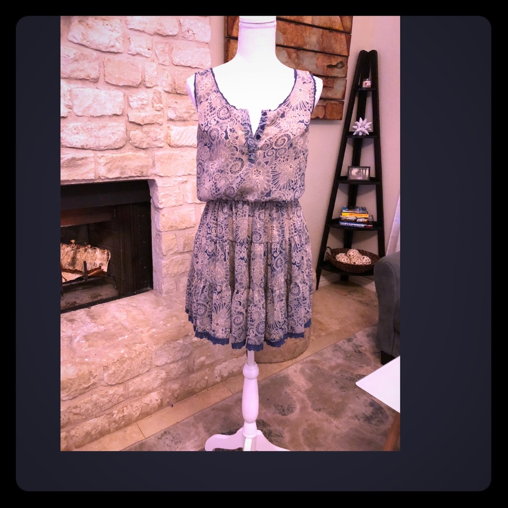 Chic summer mini dress with lace detail